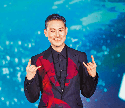 张学友最新发型亮相舞台，时尚魅力惊艳再现